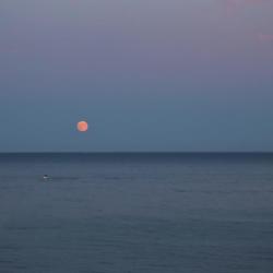 La lune gibbeuse éclaire la baie du Boucharel